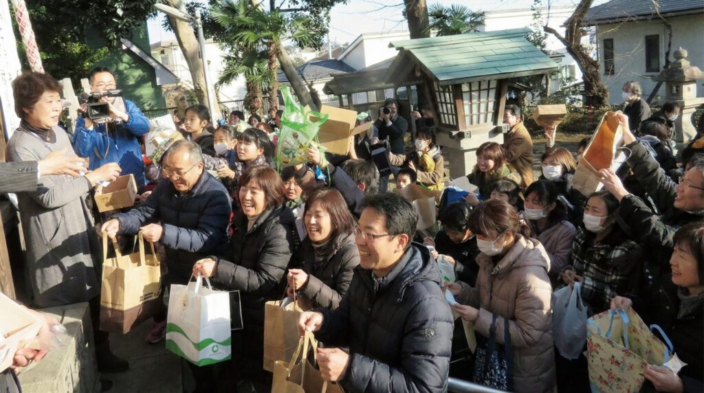 豆やお菓子などの戦利品について