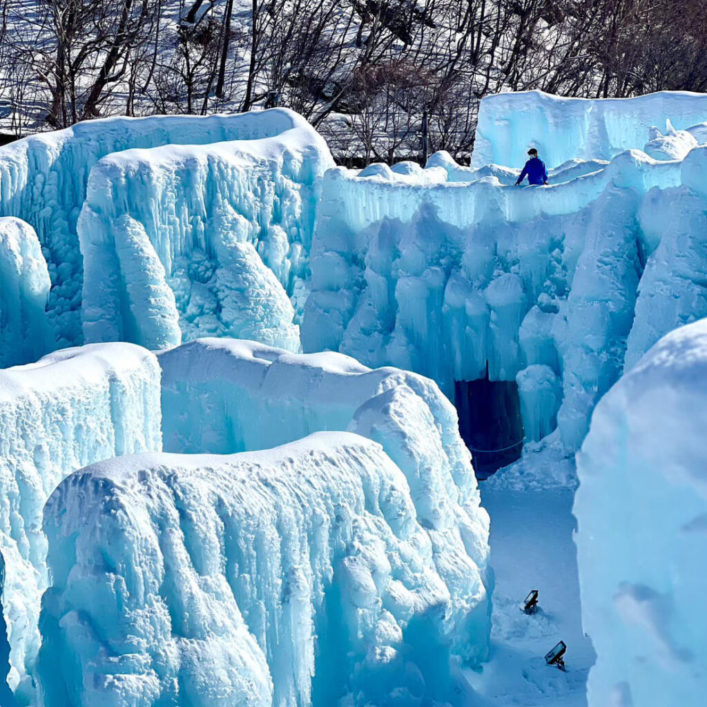 支笏湖氷濤まつりで青の世界へ